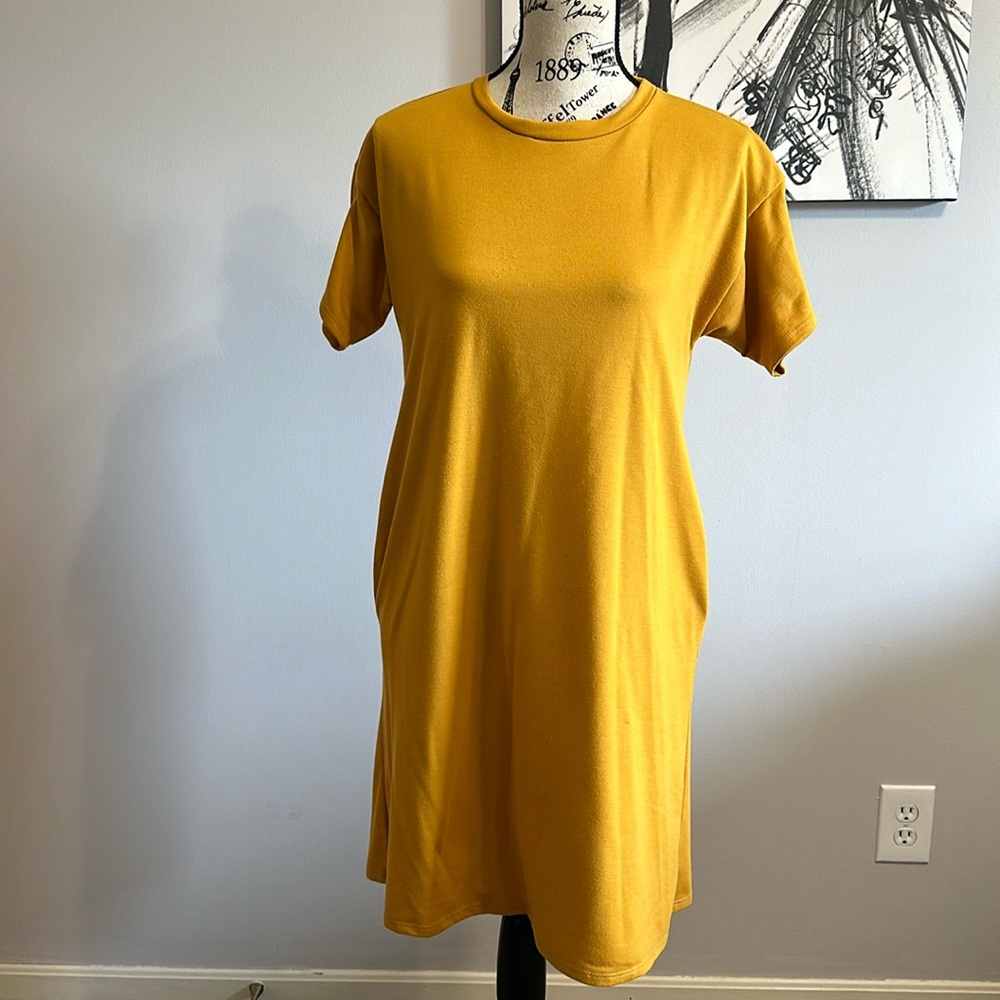 Short sleeve dress w/keyhole back and pockets